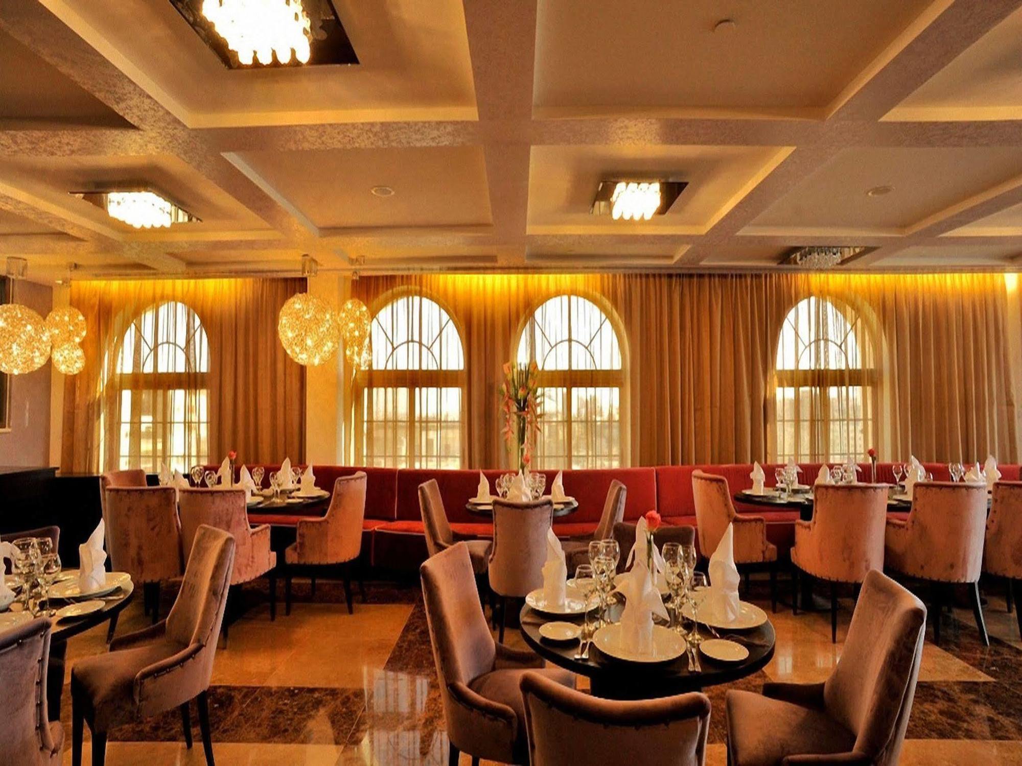 Il Palazzo Hotel And Suites Аман Екстериор снимка